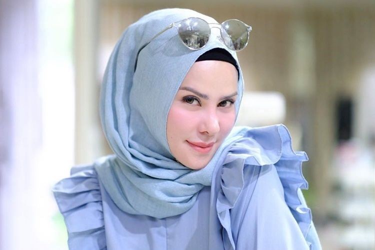 Angel Lelga Hadiahkan Emas Batangan kepada Putrinya Karena Berpuasa Penuh